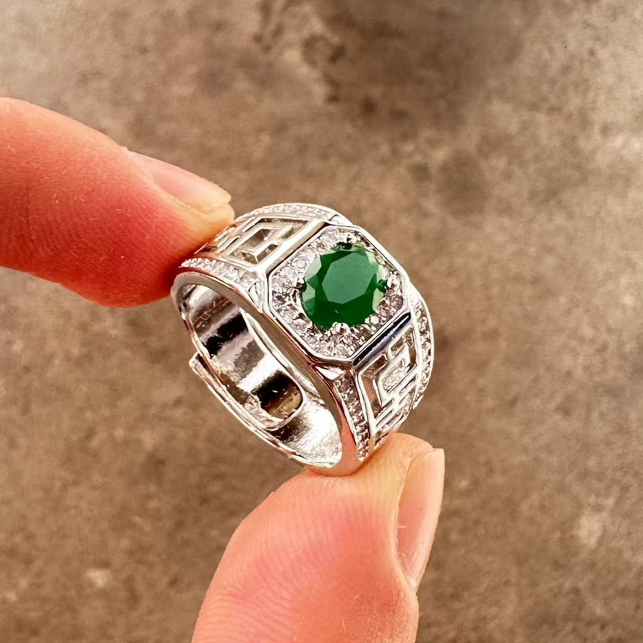 Men's ring with adjustable wide face opening