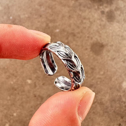 Men's ring with adjustable wide face opening