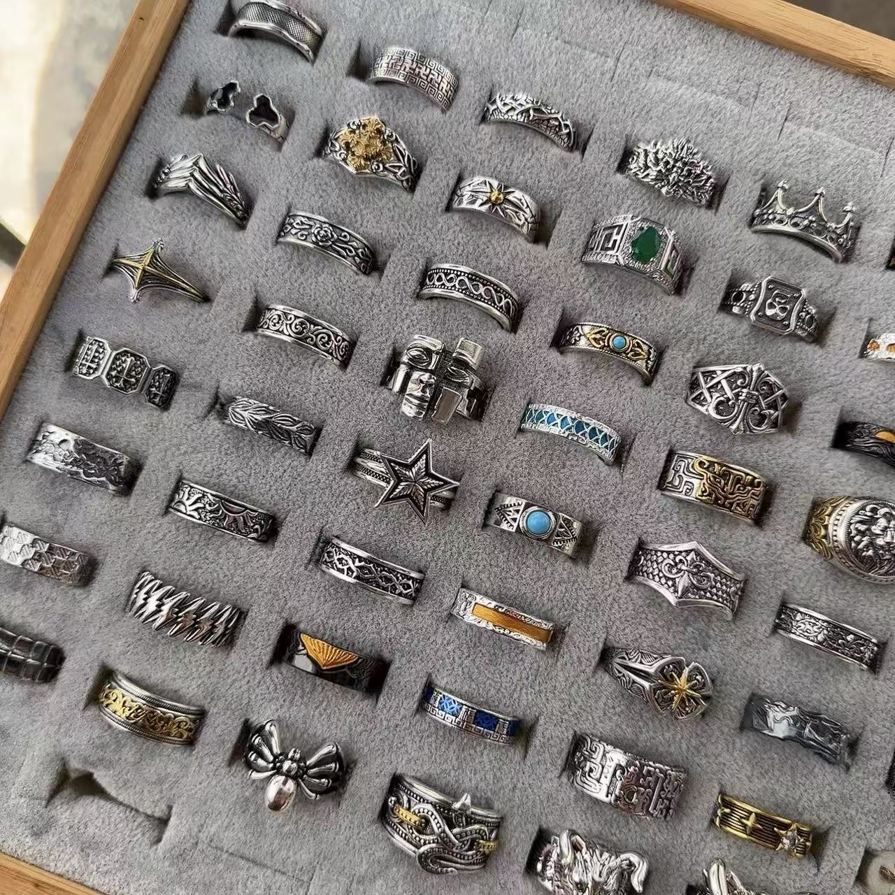 Men's ring with adjustable wide face opening