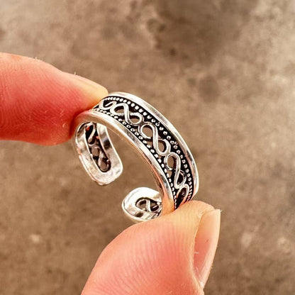 Men's ring with adjustable wide face opening